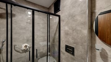 Chambre Double Deluxe | Salle de bain | Douche, douche à « effet pluie », articles de toilette gratuits