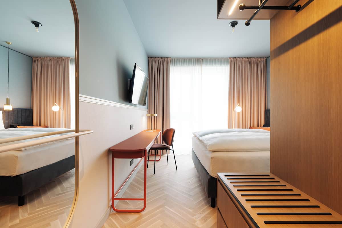 Habitación doble | Ropa de cama hipoalergénica, caja fuerte, escritorio
