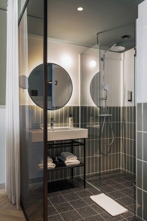 Gratis toiletartikelen, een haardroger, vloerverwarming, handdoeken