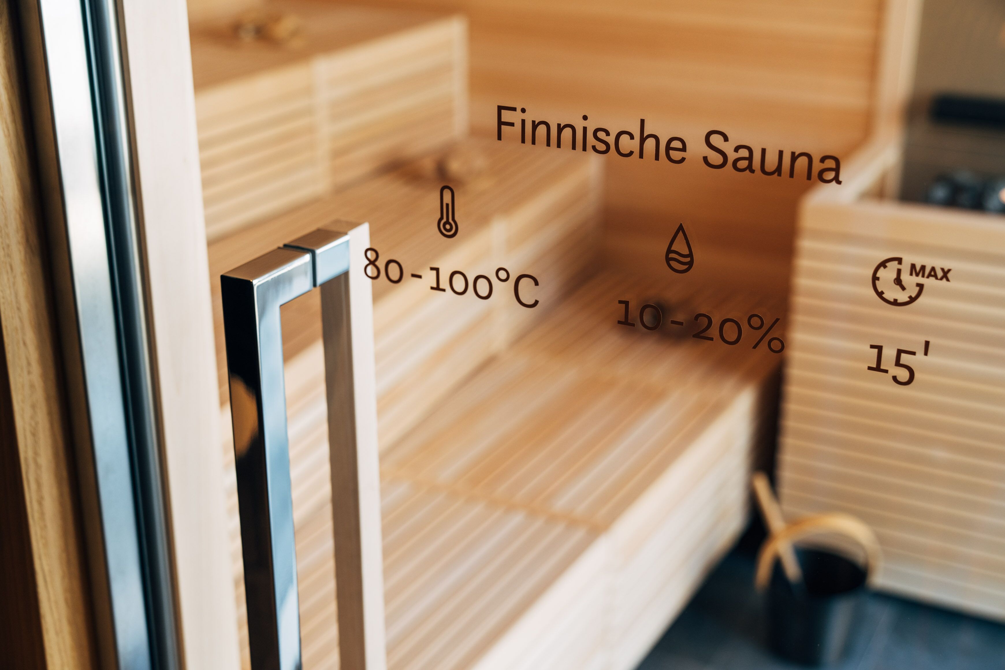 Una sauna con ajustes de temperatura de 80 a 100°C y emisión de vapor de 10 a 20%.