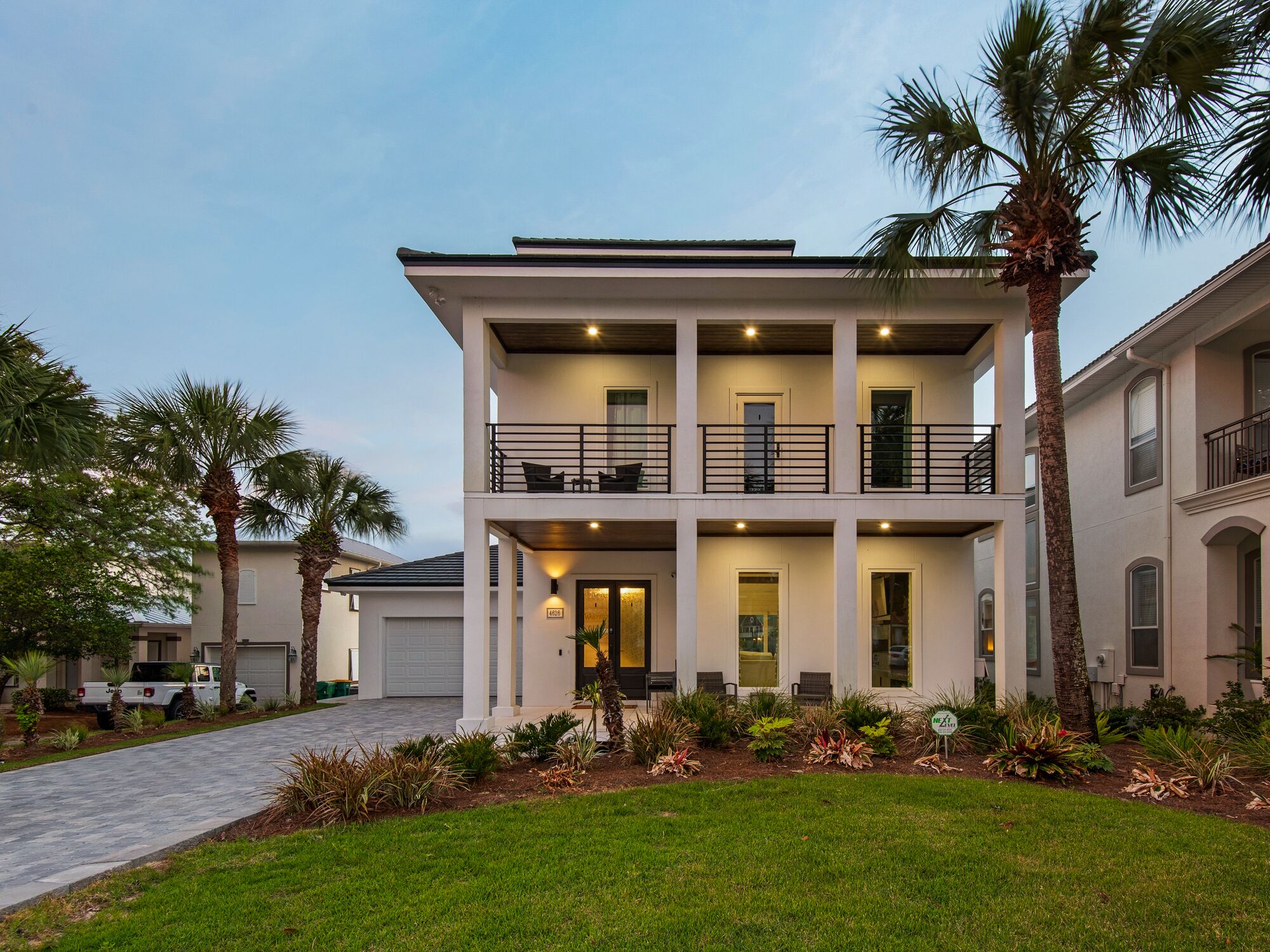 Beautiful Lake Front Home, Gated Community, Private Pool
