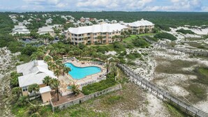 Un resort con una gran piscina, varias edificaciones y una zona de playa.