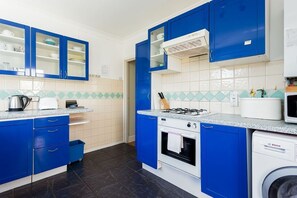 Cottage | Private kitchen | Dishwasher - Woodstock (Poole)