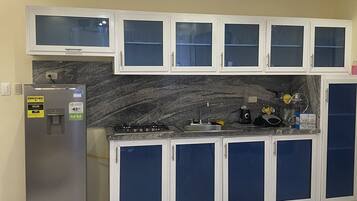 Mikroaaltouuni, uuni, kahvin-/teenkeitin, leivänpaahdin