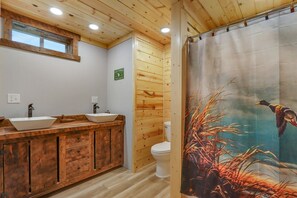 Bañera con ducha, secador de pelo, toallas, jabón