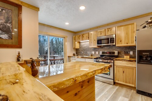 Northwoods multiple family size cabin. ATV/UTV, snowmobile trail access and lake