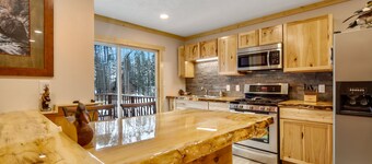 Northwoods multiple family size cabin. ATV/UTV, snowmobile trail access and lake