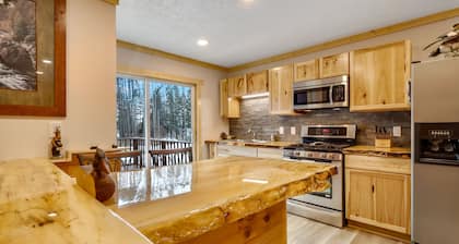 Northwoods multiple family size cabin. ATV/UTV, snowmobile trail access and lake