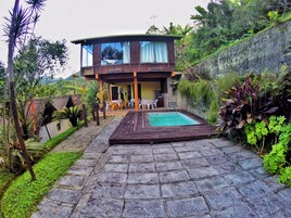 สระว่ายน้ำกลางแจ้ง