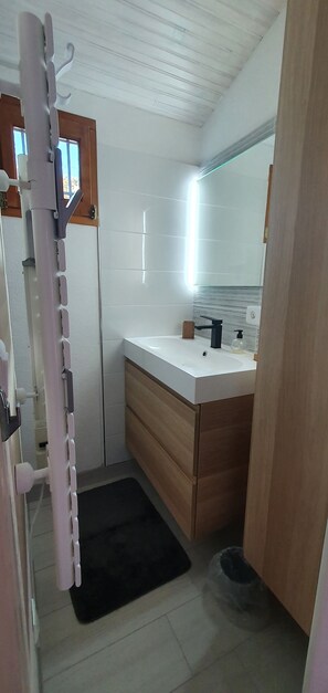 Een douche, een haardroger, handdoeken