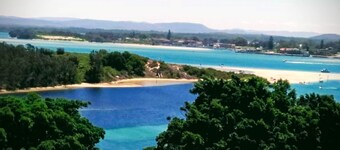 Apartment with lake views, sleeps 6 /in CBD, walk to beach/ cafes/ restaurants.