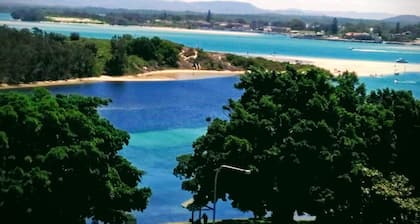 Apartment with lake views, sleeps 6 /in CBD, walk to beach/ cafes/ restaurants.