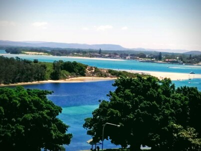 Apartment with lake views, sleeps 6 /in CBD, walk to beach/ cafes/ restaurants.