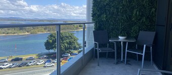 Apartment with lake views, sleeps 6 /in CBD, walk to beach/ cafes/ restaurants.