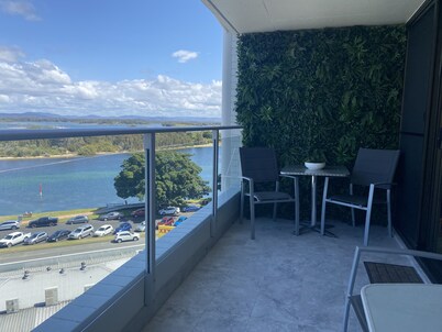 Apartment with lake views, sleeps 6 /in CBD, walk to beach/ cafes/ restaurants.