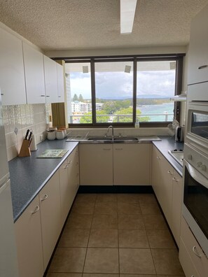 Réfrigérateur, four à micro-ondes, un four, surface de cuisson