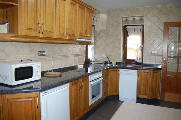 Køleskab, mikrobølgeovn, ovn, kogeplade