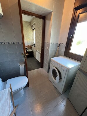 Bathtub, hair dryer, bidet, towels