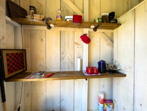 Parrilla de estufa, cafetera y tetera, tetera eléctrica y comedor 