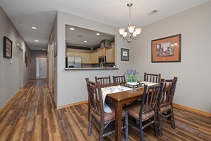 Dining - Spectacular 3 Bedroom Lakefront Condo (Branson)