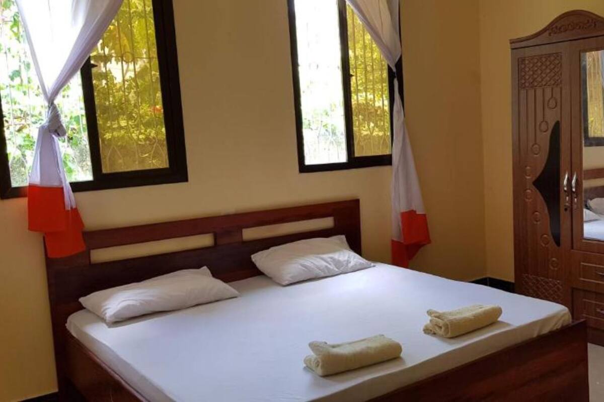 Double Room, Shared Bathroom | Desk, bed sheets
