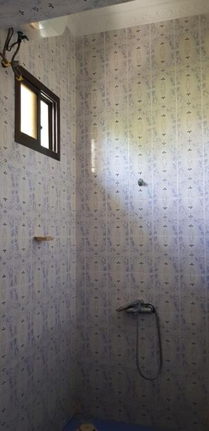 Dusj, regndusjhode, toalettartikler (inkludert) og håndklær