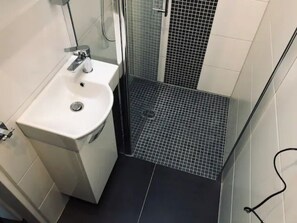 Shower, hair dryer, towels, soap - Bungalow at the city forest, 24h check-in (Wolfsburg)
