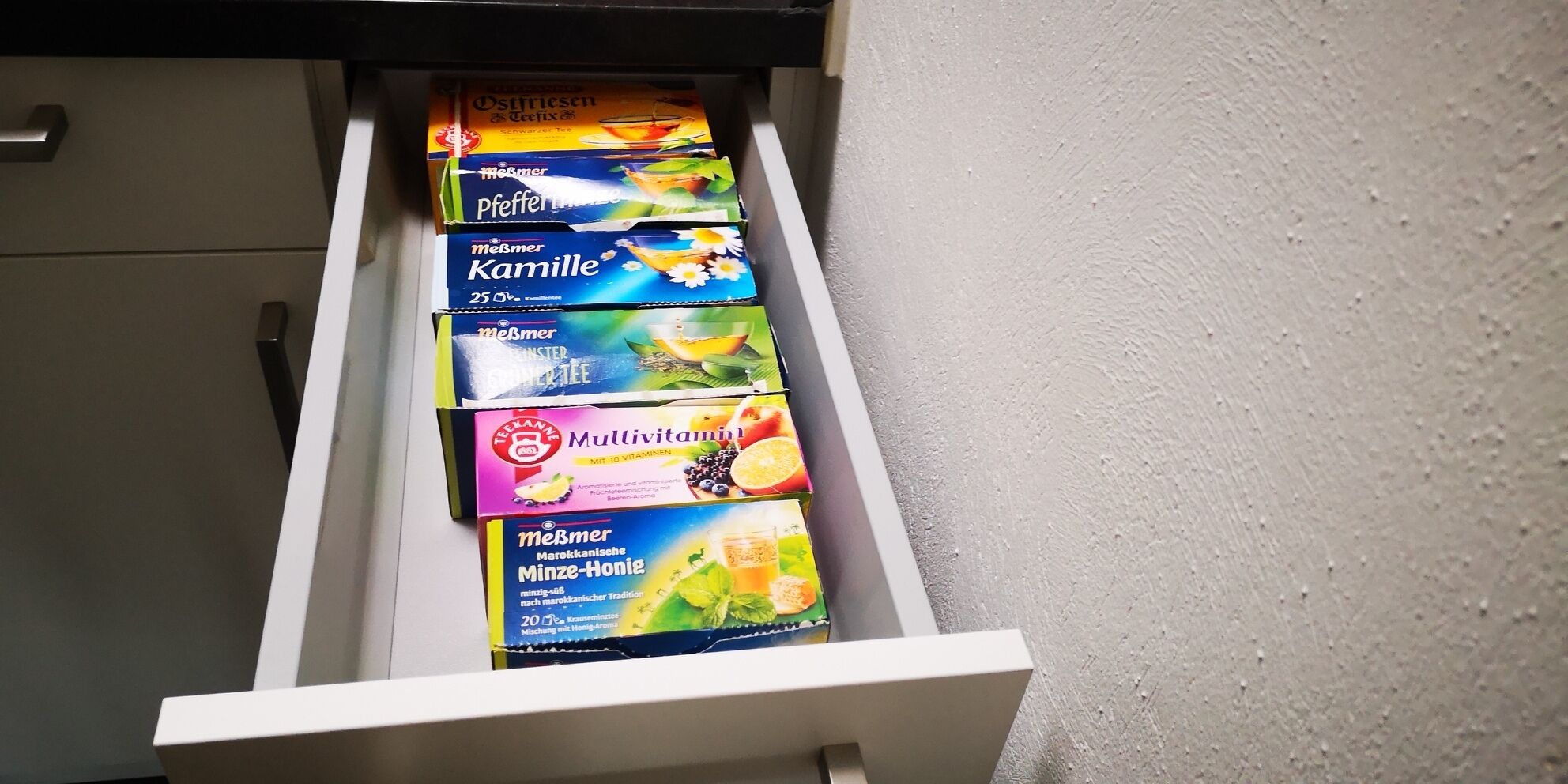 Een lade gevuld met diverse producten voor gezondheid en welzijn.