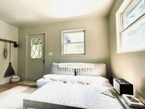 1 bedroom, iron/ironing board, travel cot, WiFi - Serene, Eco West Saugerties Retreat (Saugerties)