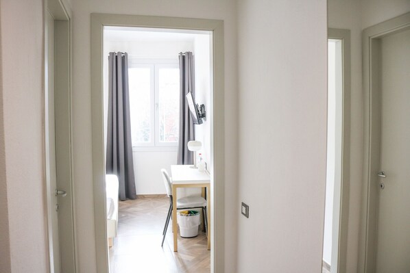 مكتب وواي فاي مجانًا وملاءات أسرّة