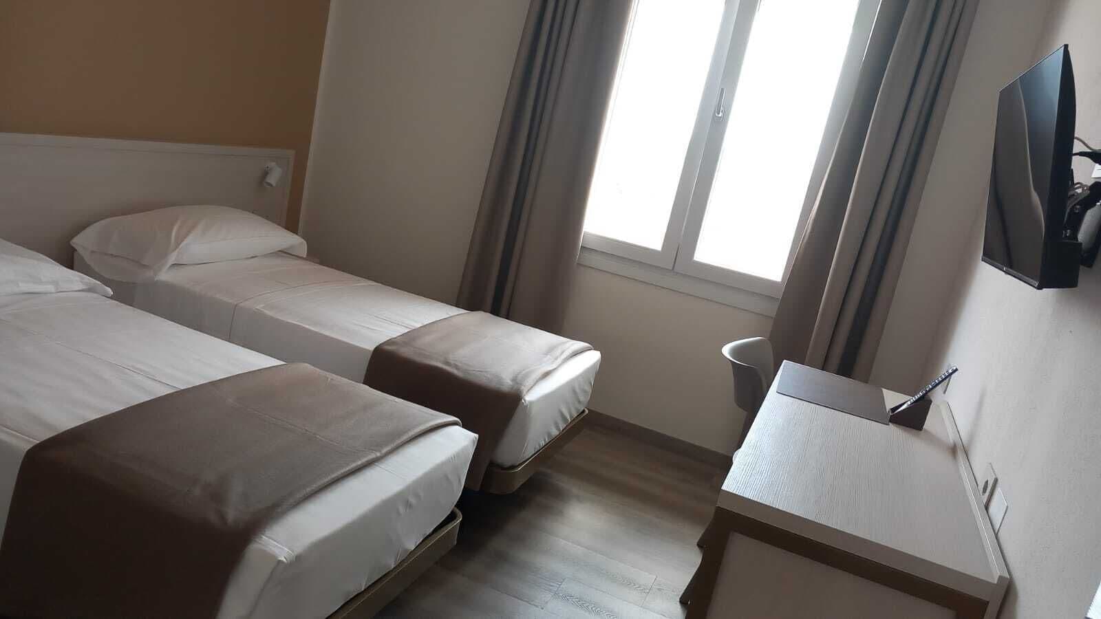 Habitación doble, acceso para personas con movilidad reducida | Escritorio, wifi gratis y ropa de cama 