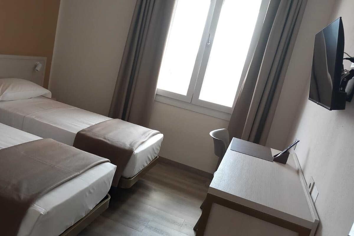 Camera doppia, accesso in sedia a rotelle | Una scrivania, Wi-Fi gratuito, lenzuola