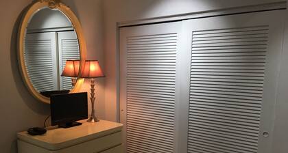 2 Blocks from Intercoastal Waterway & minutes to beaches !