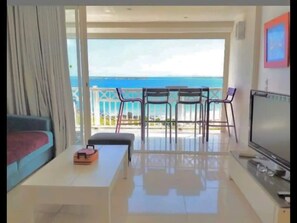 Smart TV - Studio Ocean Sunrise, breathtaking sea view, swimming pool on Orient Bay beach (Cul-de-Sac)