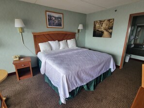1 bedroom, in-room safe, desk, iron/ironing board - Downtown Inn #2- King room (Asheville)