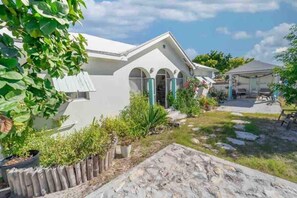 Property grounds - NEW! Seven Seas Grand-Turk (Cockburn Town)