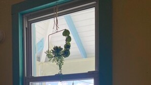 Keittiössä on ikkuna, josta avautuu kaunis näkymä sillalle ja kukkuloille.