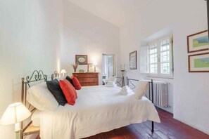 7 bedrooms, iron/ironing board, free WiFi, bed sheets