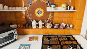 Frigorífico, horno, placa de cocina y lavavajillas