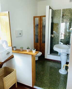 Doccia, asciugacapelli, bidet, asciugamani