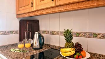 Een koelkast, een magnetron, een koffiezetapparaat/waterkoker