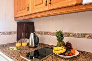 Køleskab, mikrobølgeovn, kaffe-/temaskine, elkedel