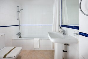 Badewanne, Haartrockner, Handtücher
