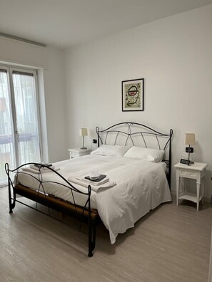 1 bedroom, desk, soundproofing, iron/ironing board - 5 MINUTES TO THE ARENA! (Verona)