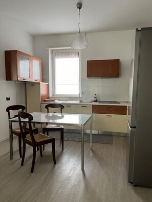 Kühlschrank, Mikrowelle, Herdplatte, Geschirrspüler