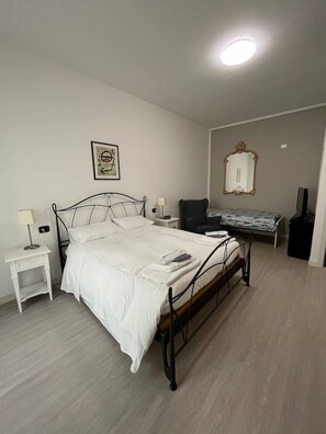 1 Schlafzimmer, Schreibtisch, schallisolierte Zimmer