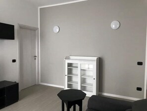 Interior - 5 MINUTES TO THE ARENA! (Verona)