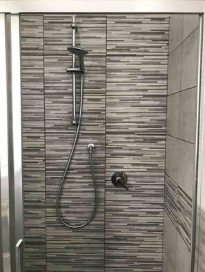 Dusche, Haartrockner, Bidet, Handtücher