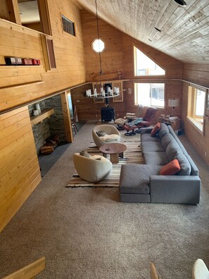 TV, caminetto, tavolo da calcetto, tavolo da ping pong