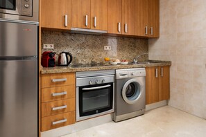 Fridge, microwave, oven, coffee/tea maker